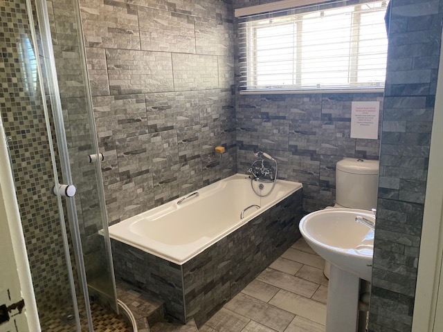 5 bedroom home Leisure Bay - Image 10