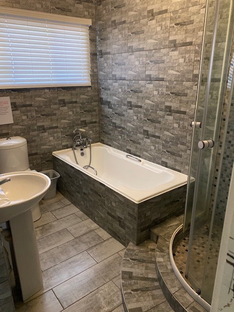 5 bedroom home Leisure Bay - Image 2
