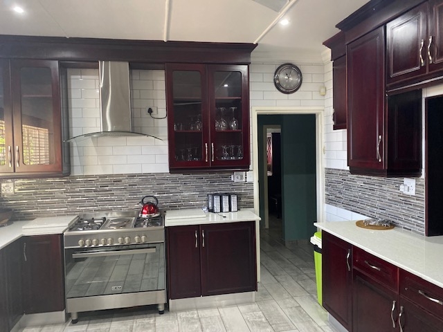 5 bedroom home Leisure Bay - Image 3