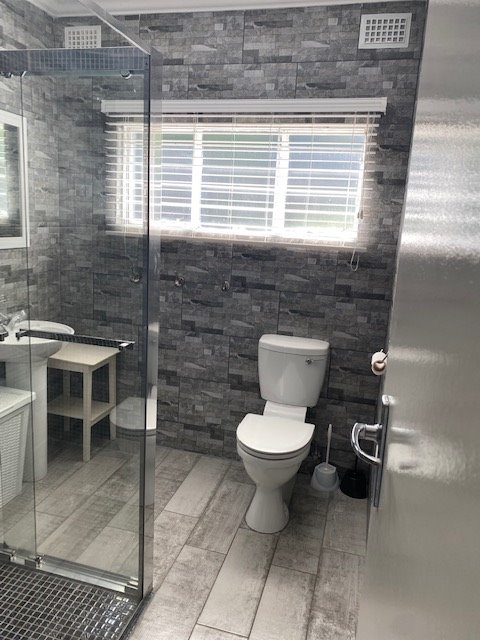 5 bedroom home Leisure Bay - Image 4